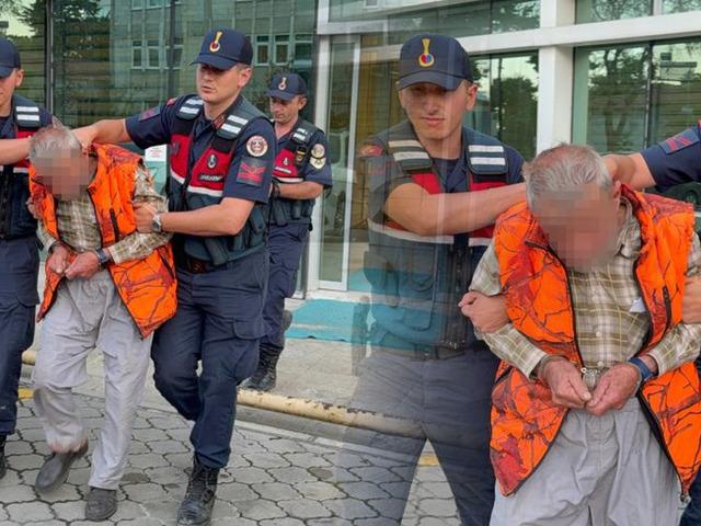 &Ccedil;ocuğu taciz ettiği iddiasıyla &ouml;nce meydan dayağı yedi sonra tutuklandı!