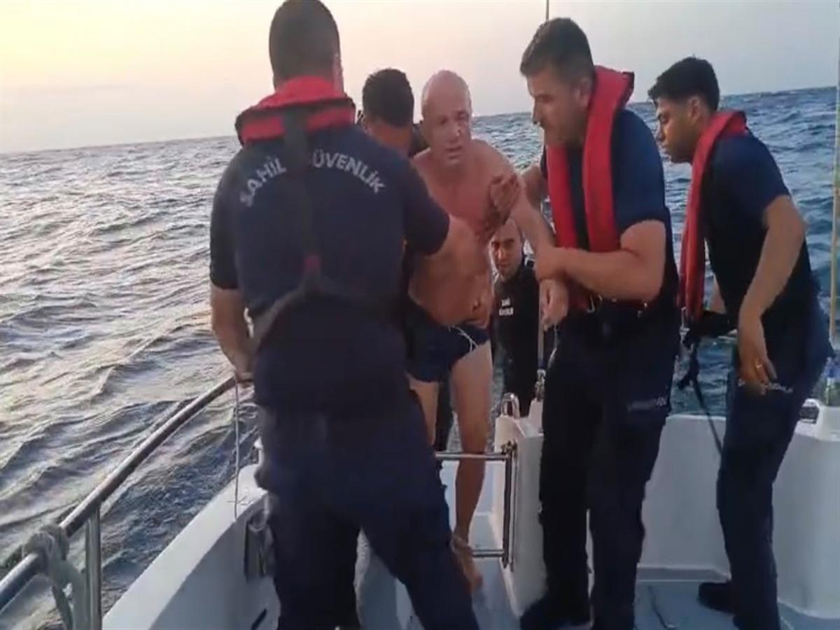 Denizde can pazarı! Baba ve kızı boardla hayata tutundu 3