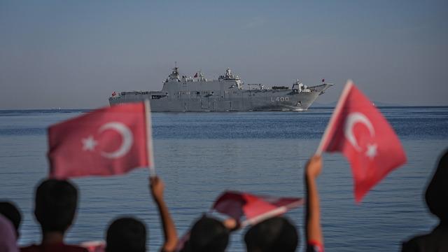 Türk donanmasının seçkin platformları TEKNOFEST Mavi Vatan öncesi Yalova'da selamlama geçişi yaptı