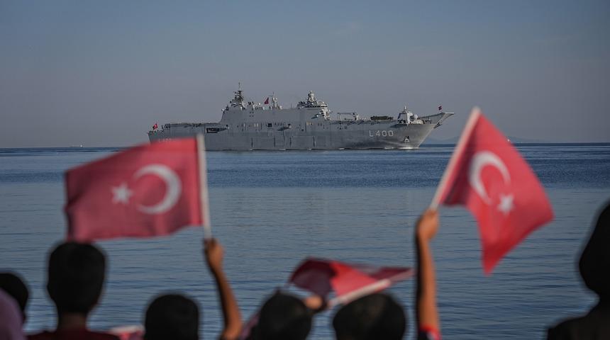 T&uuml;rk donanmasının se&ccedil;kin platformları "TEKNOFEST Mavi Vatan" &ouml;ncesi Yalova'da selamlama ge&ccedil;işi yaptı