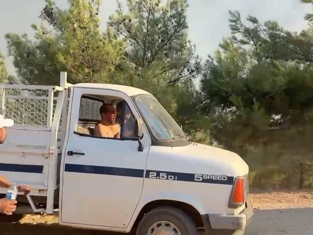 Hayvanları i&ccedil;in alevlerin arasına dalmıştı! Orman yangınından acı haber