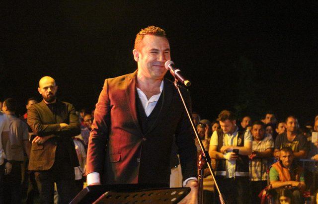 Ferhat Göçer'den, İzmit'in kurtuluş gününde muhteşem konser