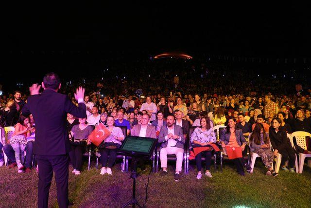 Ferhat Göçer'den, İzmit'in kurtuluş gününde muhteşem konser