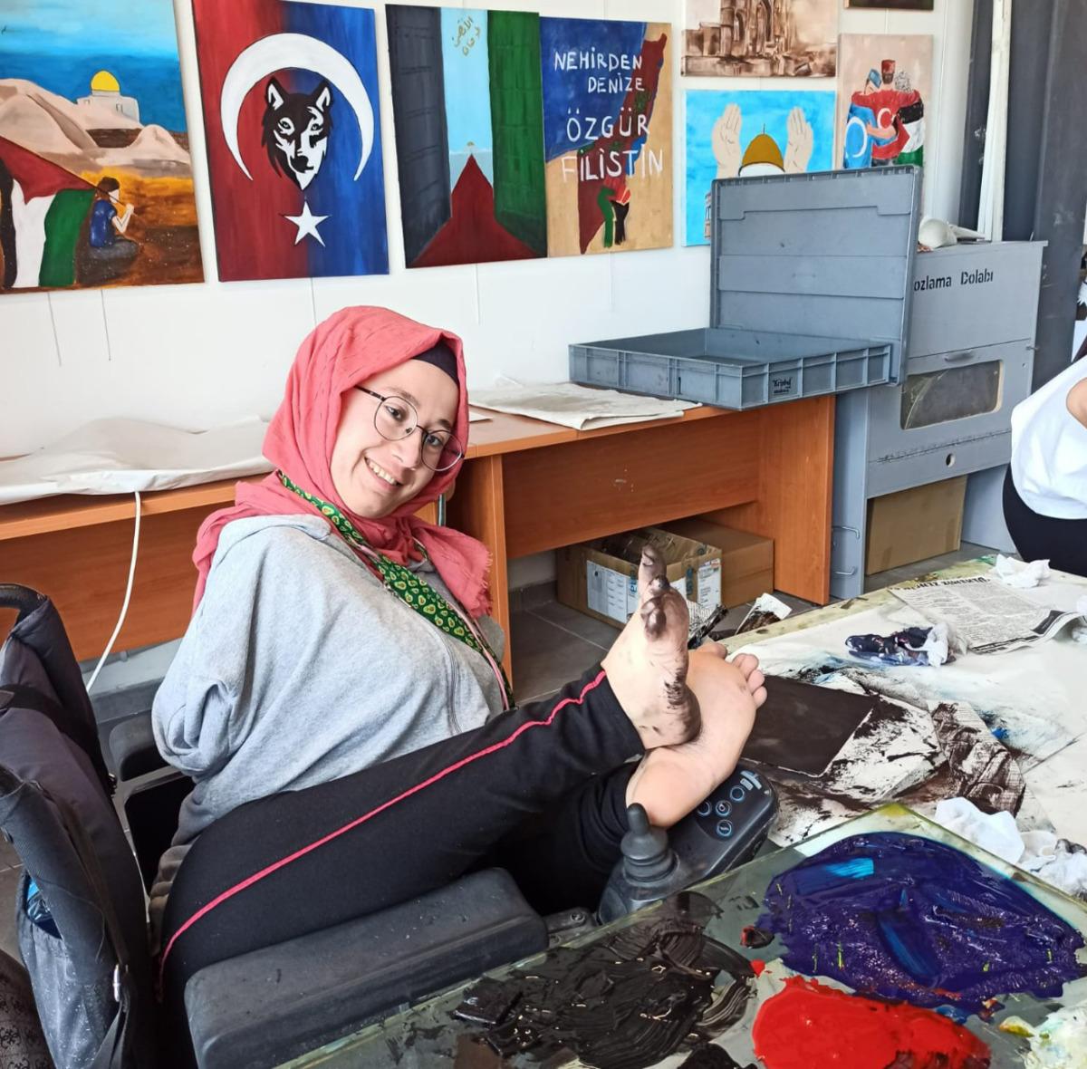 Doğuştan kolları yoktu, hayallerinden vazgeçmedi! Şimdi resim öğretmeni 1