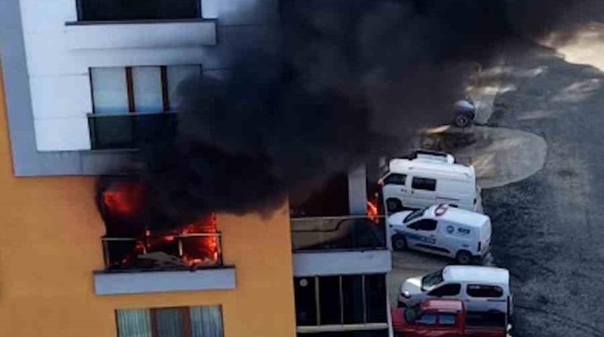 Rize&rsquo;de 10 katlı apartmanın 4. katında &ccedil;ıkan yangın korkuttu