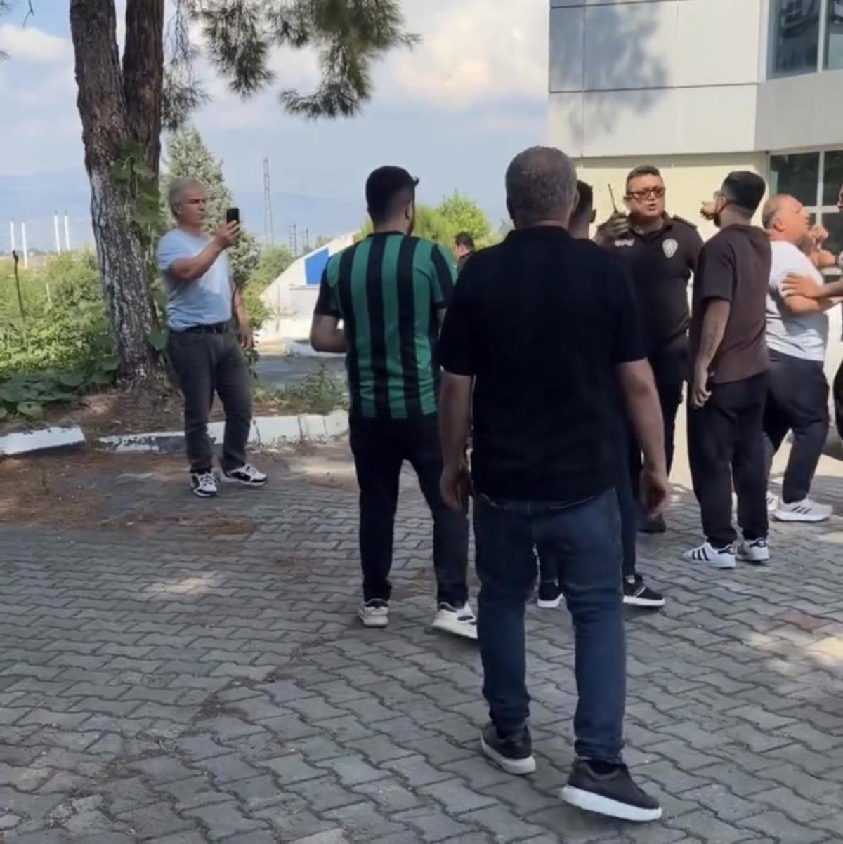 Bir zamanlar Süper Lig e damga vurmuştu, şimdi kadro kuramıyor! Taraftarlar tesisi bastı 3