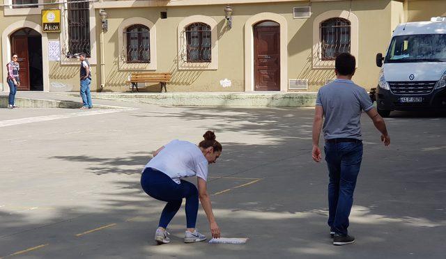 Geç kaldığı sınava alınmayınca ağladı