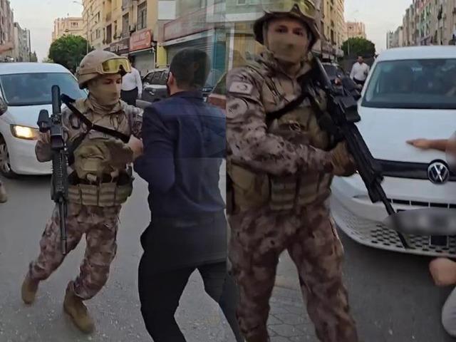 Alparslan Kuytul ve eşinin g&ouml;zaltısında olay! Polis aracının &ouml;n&uuml;ne yattılar