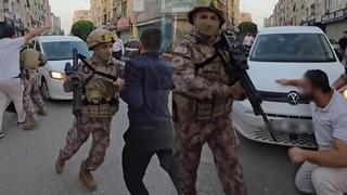 Alparslan Kuytul ve eşinin gözaltısında olay! Polis aracının önüne yattılar