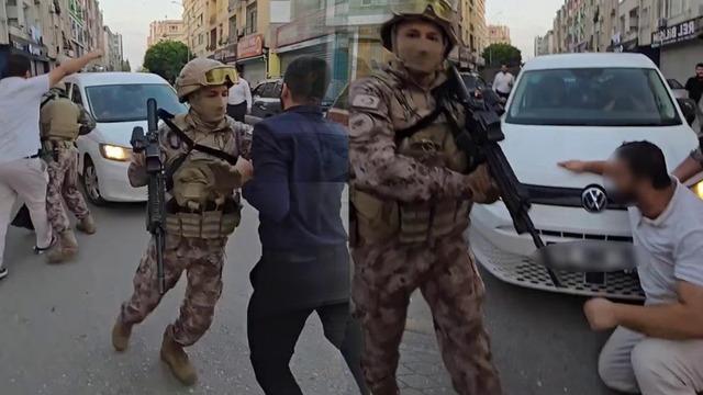Alparslan Kuytul ve eşinin gözaltısında olay! Polis aracının önüne yattılar