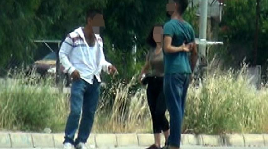 Sokak ortasında taciz skandalı! Sapığı kemerle uzaklaştırdı