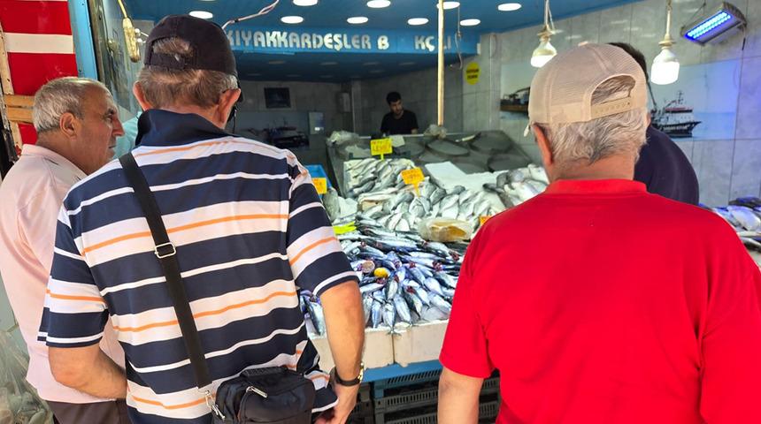 B&ouml;ylesi yıllardır g&ouml;r&uuml;lmedi: Palamut fışkırıyor 'Vatandaşın ucuz yemesi demek'