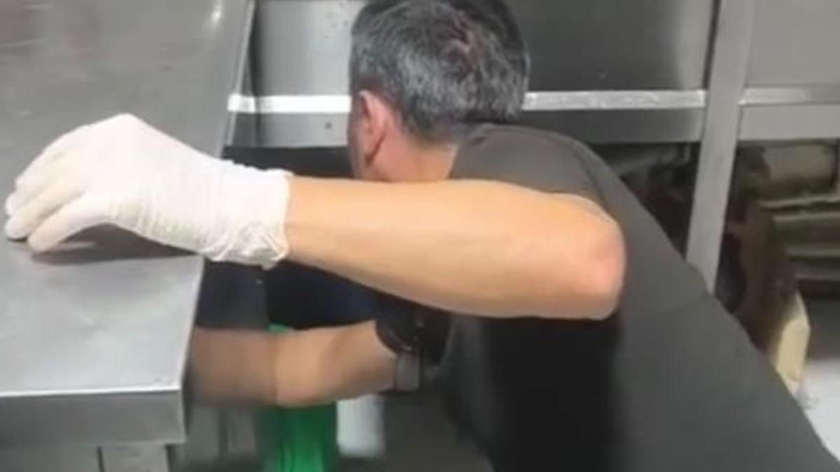 Ankara da eğlence mekanlarına operasyon! Kadın mutfak tezgahının altından &ccedil;ıktı 1