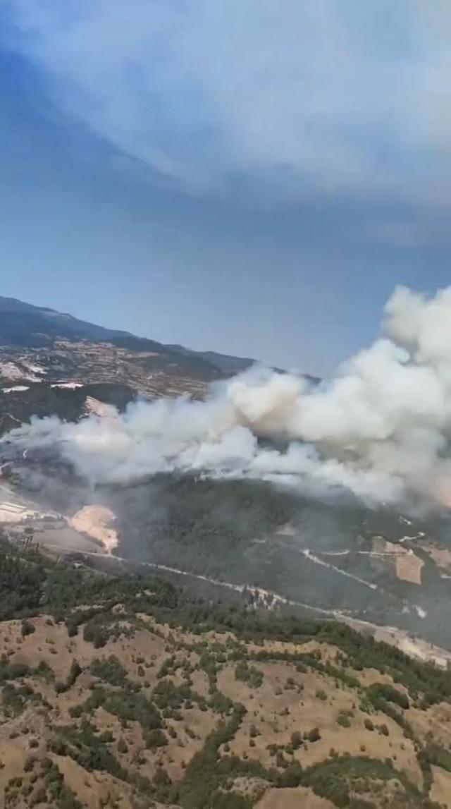 Sındırgı’daki yangına 6 uçak, 6 helikopter ve 45 arazöz ile yoğun müdahale 1