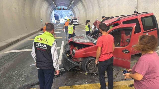 Cankurtaran Tüneli’nde kaza: 2 yaralı 4