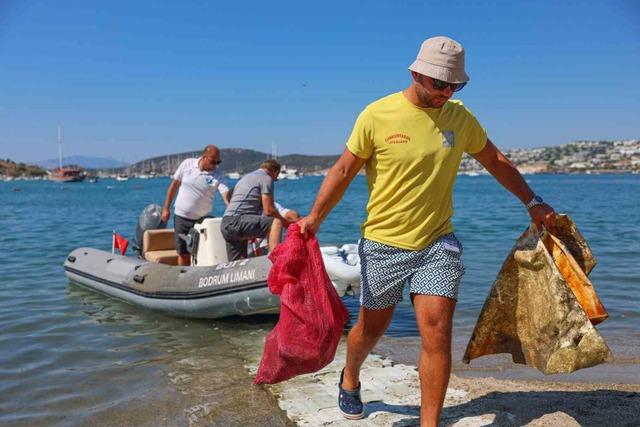 Gümbet’te deniz dibinden 310 kilogram atık çıktı 5