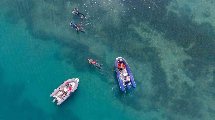 G&uuml;mbet&rsquo;te deniz dibinden 310 kilogram atık &ccedil;ıktı
