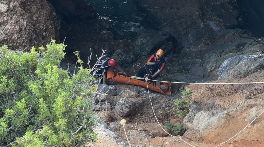 Deniz keyfi hastanede son buldu, kayalık alanda mahsur kalan vatandaş 2 saatte kurtarıldı