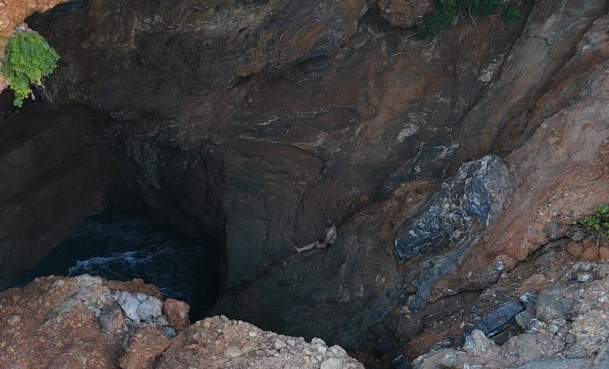 Deniz keyfi hastanede son buldu, kayalık alanda mahsur kalan vatandaş 2 saatte kurtarıldı 1