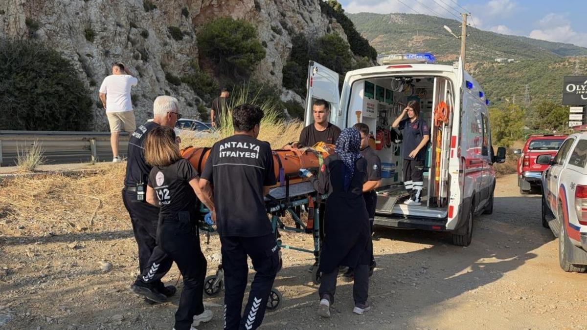 Deniz keyfi hastanede son buldu, kayalık alanda mahsur kalan vatandaş 2 saatte kurtarıldı 3