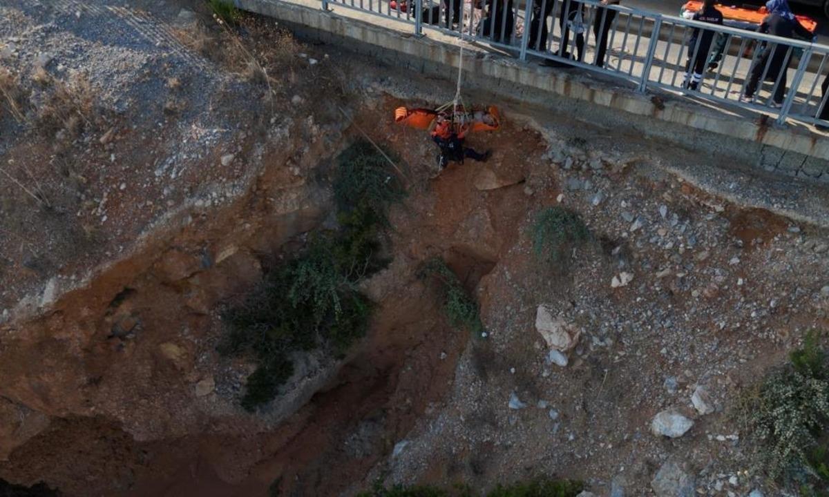 Deniz keyfi hastanede son buldu, kayalık alanda mahsur kalan vatandaş 2 saatte kurtarıldı 5