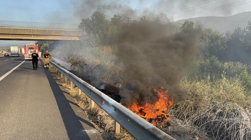 Otoyolda korkutan yangın: Yol kenarına atılan izmarit yangın &ccedil;ıkarttı