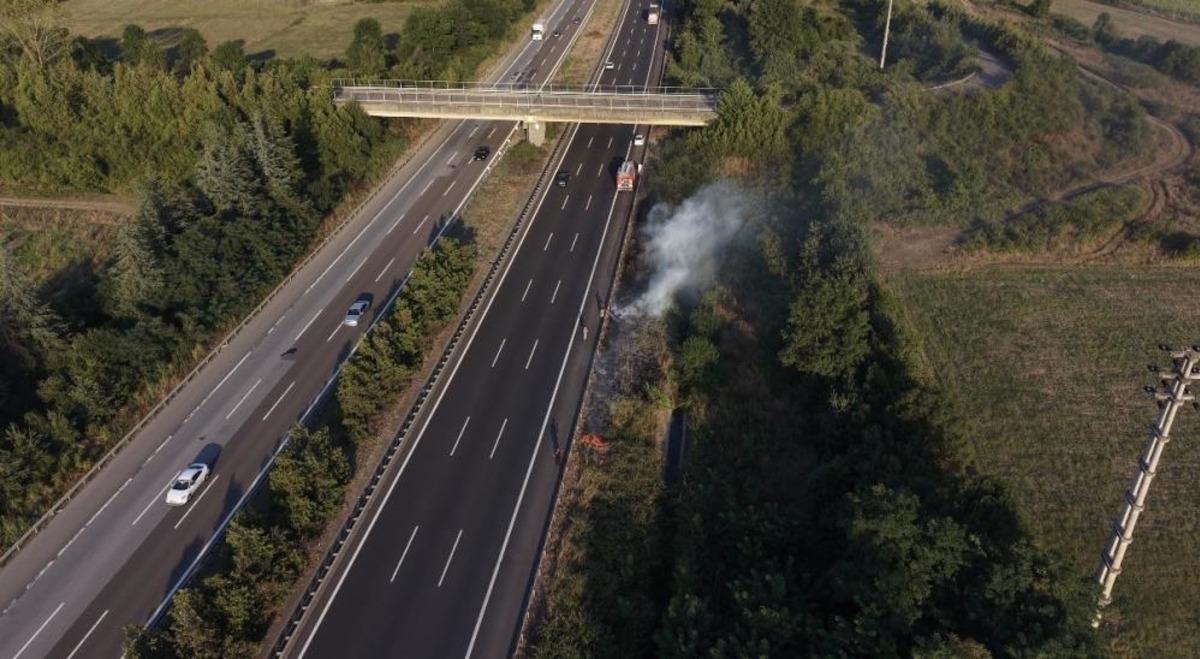 Otoyolda korkutan yangın: Yol kenarına atılan izmarit yangın &ccedil;ıkarttı 3