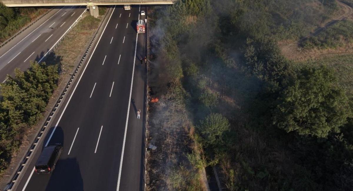 Otoyolda korkutan yangın: Yol kenarına atılan izmarit yangın &ccedil;ıkarttı 4