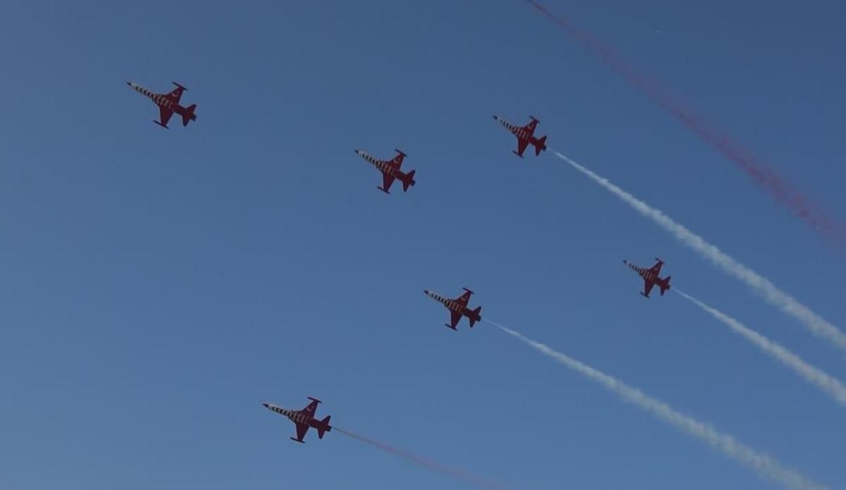 T&uuml;rk Yıldızları ndan Yalova semalarında nefes kesen g&ouml;steri 1