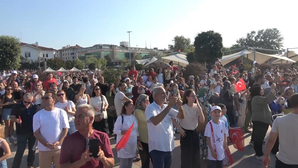 T&uuml;rk Yıldızları ndan Yalova semalarında nefes kesen g&ouml;steri 3
