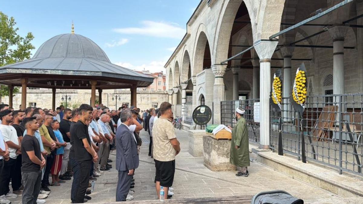 Babaeski&rsquo;de derede boğulan &ccedil;ocuk g&ouml;zyaşlarıyla son yolculuğuna uğurlandı 2