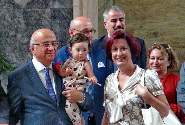 Milletvekili Sazak'ın rozetini 93 yaşındaki babası taktı, Çelik'e torunu eşlik etti