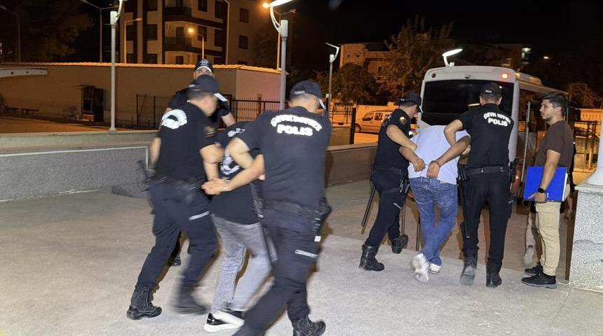 Kirveler su&ccedil; &ouml;rg&uuml;t&uuml;ne operasyon: 5 ş&uuml;pheli tutuklandı