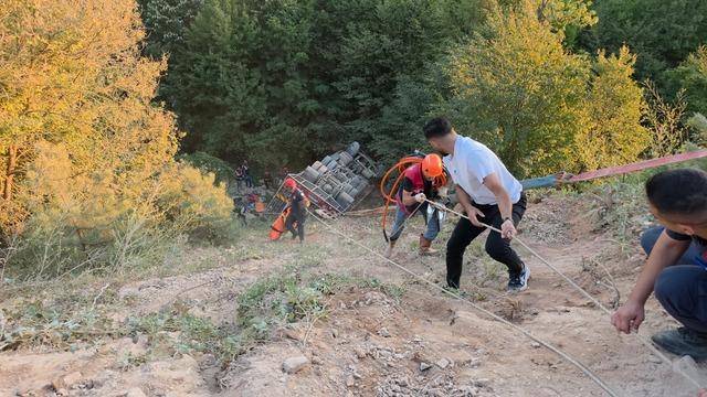 Sakarya da şarampole devrilen ağır yük nakliye aracının sürücüsü öldü 2