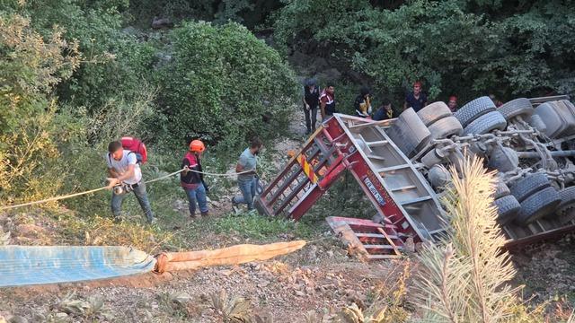 Sakarya da şarampole devrilen ağır yük nakliye aracının sürücüsü öldü 1