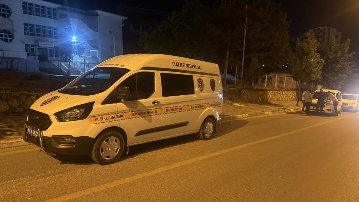 Hırka verme meselesi tartışmaya d&ouml;nd&uuml;: Arkadaşını 3 yerinden bı&ccedil;akladı 1