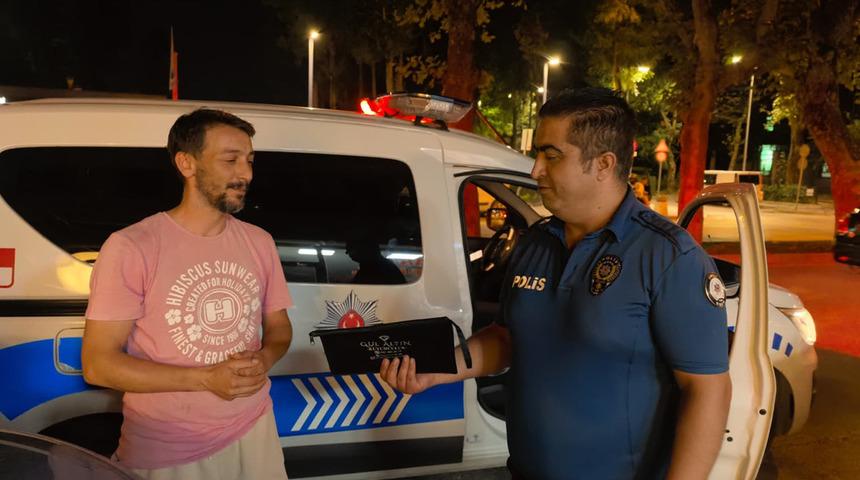 &Ccedil;anta dolusu para buldu! Hemen polisi aradı: 'Bize helalinden lazım'