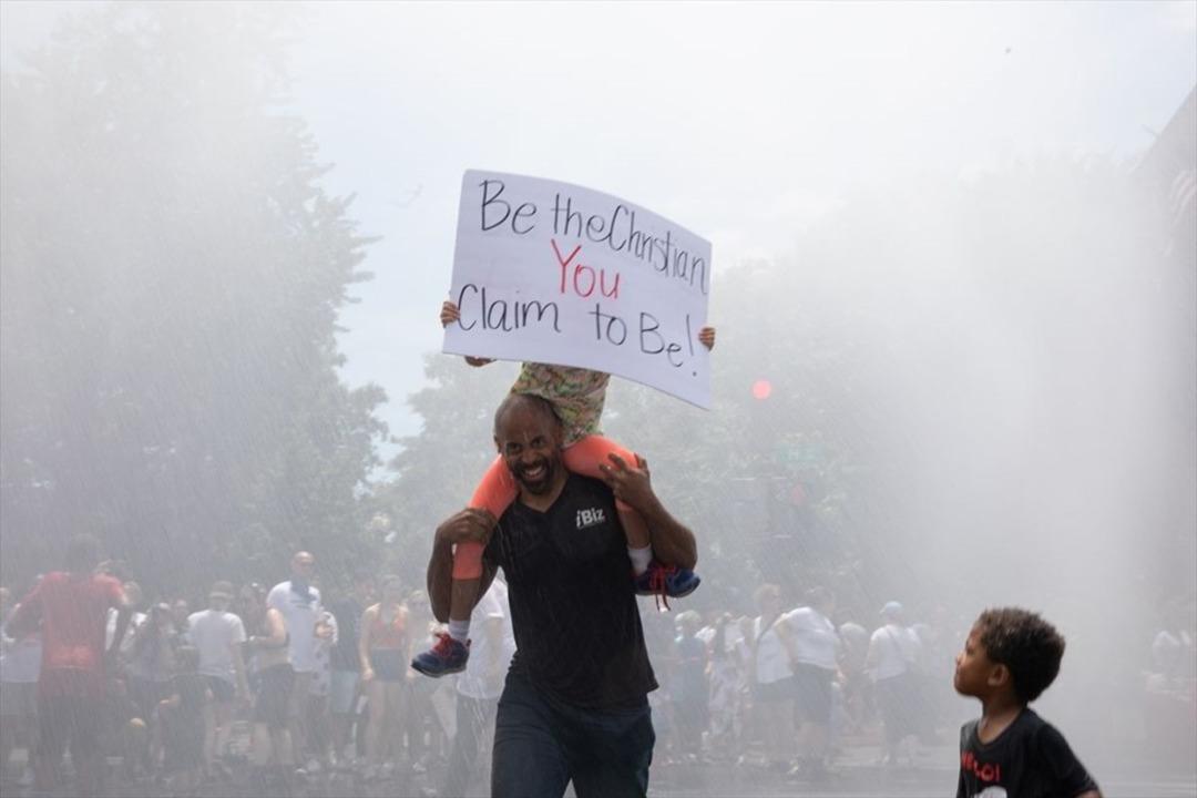 ABD&rsquo;de on binlerce kişi karşı sokağa &ccedil;ıktı 