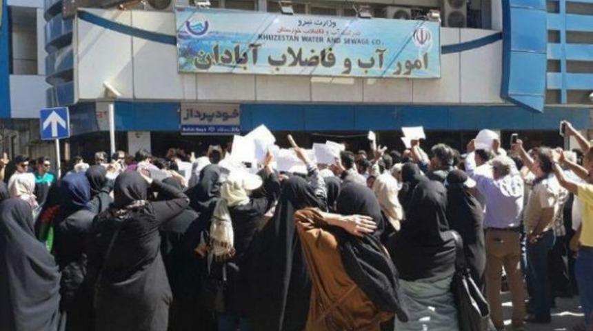 İran'da 'su' protestosu b&uuml;y&uuml;yor! 1 kişi hayatını kaybetti