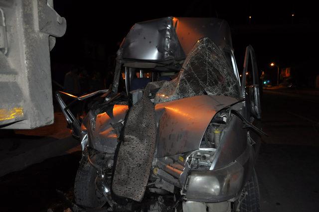 Minibüs, park halindeki kamyona çarptı: 1 ölü, 1 yaralı