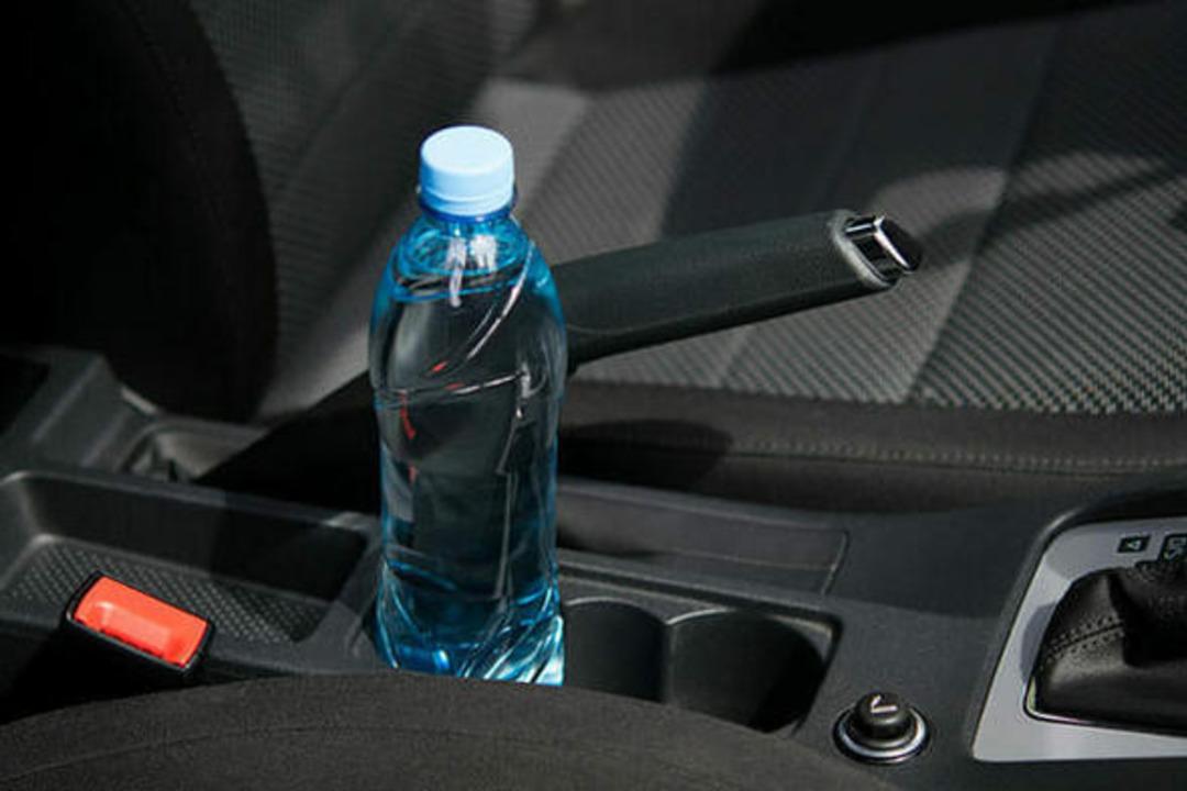 S&uuml;r&uuml;c&uuml;ler dikkat! Arabada su şişesi bırakmayın
