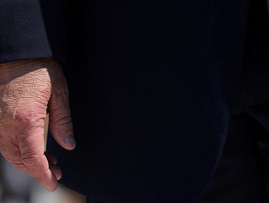 Trump'ın elindeki gizemli detay: Makyaj yapmış