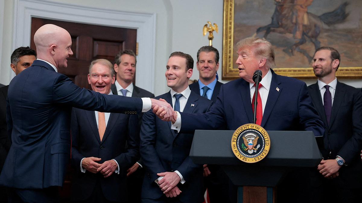 Trump ın elindeki gizemli detay: Makyaj yapmış 1
