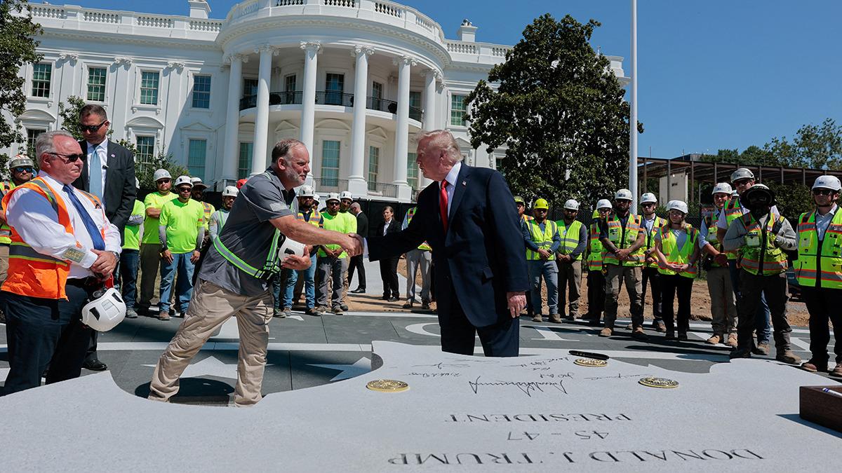 Trump ın elindeki gizemli detay: Makyaj yapmış 2
