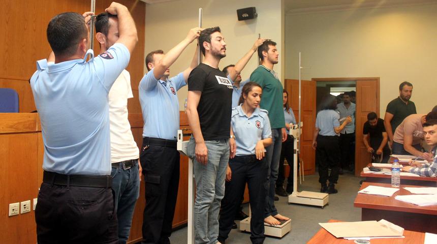 İnfaz koruma memur adayları boy &ouml;l&ccedil;&uuml;m&uuml;ne &ccedil;orapsız girdi