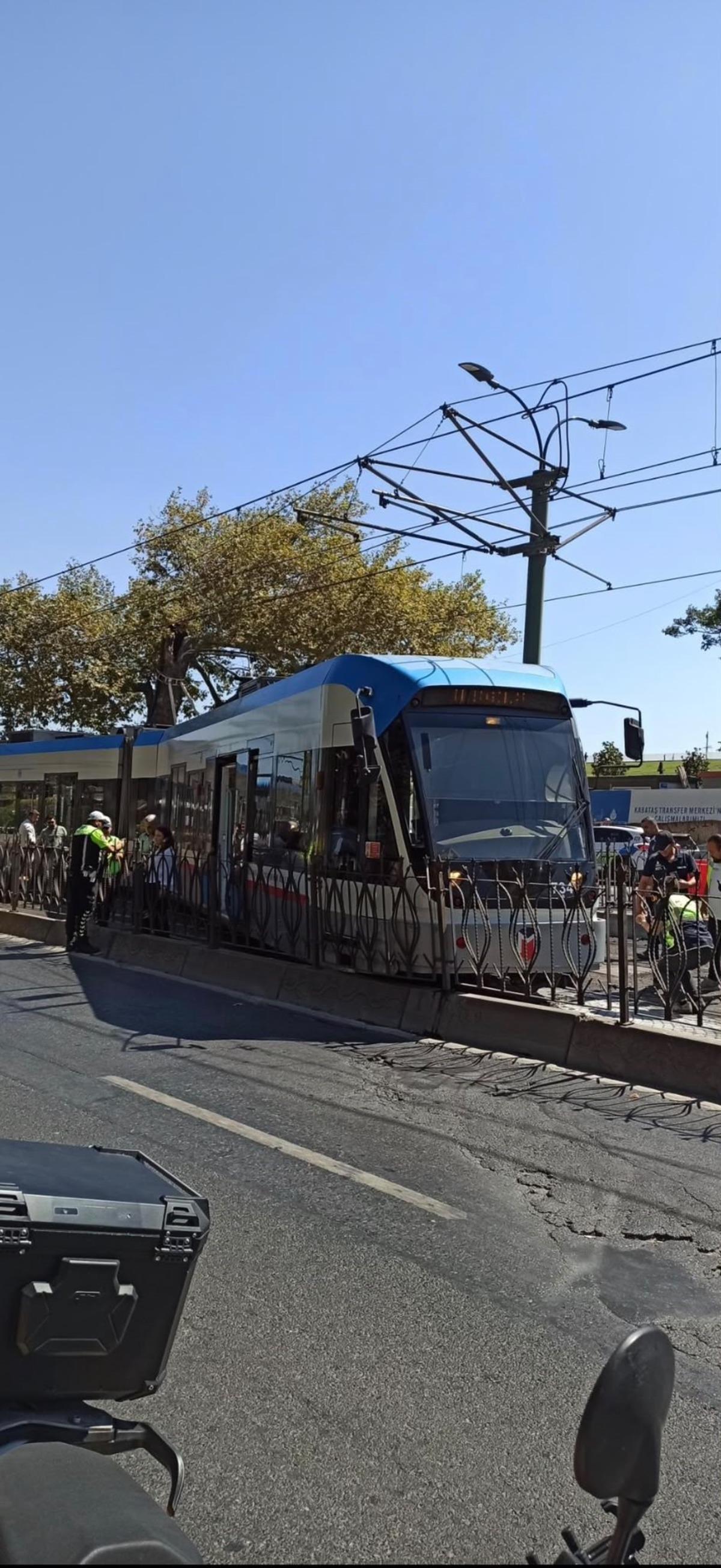 Beyoğlu Fındıklı da tramvay raydan &ccedil;ıktı! 1