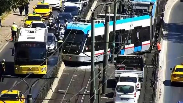 Beyoğlu Fındıklı'da tramvay raydan çıktı!