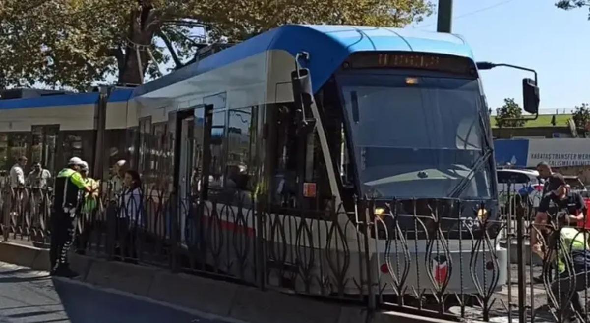 Beyoğlu Fındıklı da tramvay raydan &ccedil;ıktı! 2