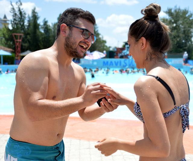 Komiser yardımcısına su parkında sürpriz evlenme teklifi
