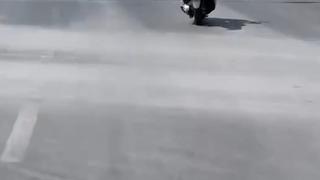 Alanya’da motosikletlinin tehlikeli hareketleri kamerada